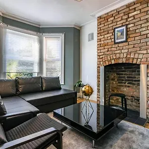 Spacious House With Four Bedrooms, Parking And Private Garden, Sleeps Up To 10 People Villa