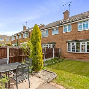 Bright & Spacious With Garden & Parking Villa